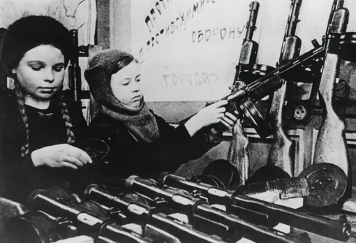 Меленькие девочки работают на оружейном заводе