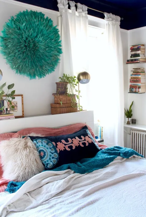 Оформление спальни: что повесить над кроватью, чтобы украсить интерьер — фото, идеи