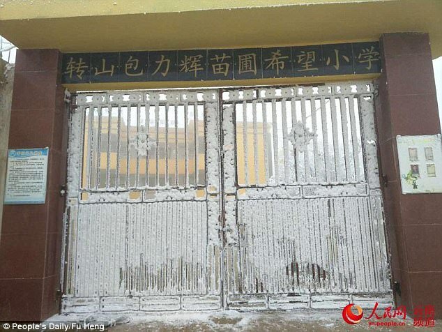 В школе, где учится Ванг, промерзли окна