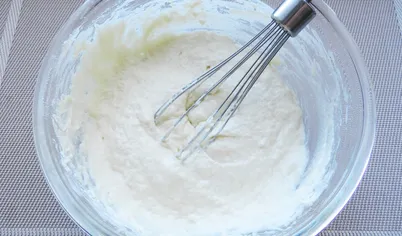 Затем добавить растопленное сливочное масло, перемешать и постепенно добавляя муку, замесить тесто. Муки может понадобиться больше или меньше, в зависимости от ее свойств.