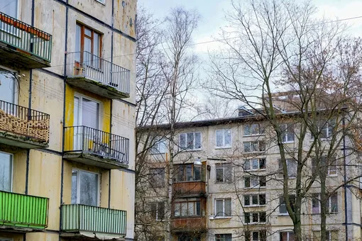 В Московской области мать с ребенком сорвалась с третьего этажа, спасаясь от домашнего насилия