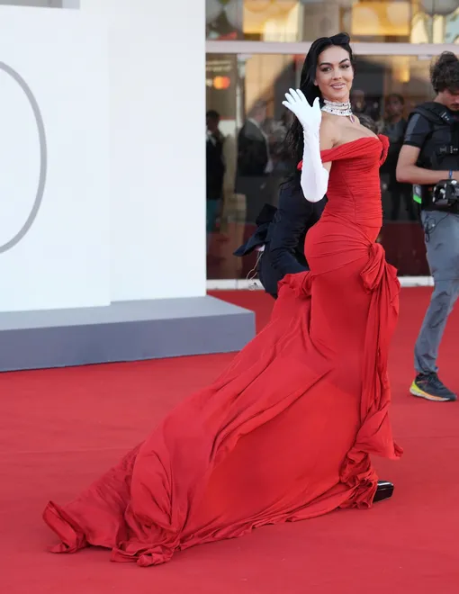 Джорджина Родригес на красной дорожке на 80-м Венецианском международном кинофестивале