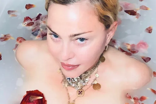 «Выглядите как королева»: обнаженная Мадонна приняла ванну с лепестками роз (видео)