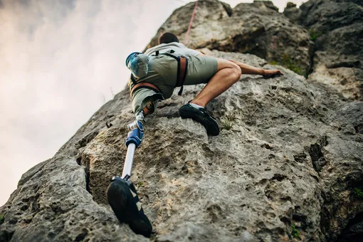 «Терпел боль»: мужчина без ноги поднялся на самую высокую гору ради помощи детям