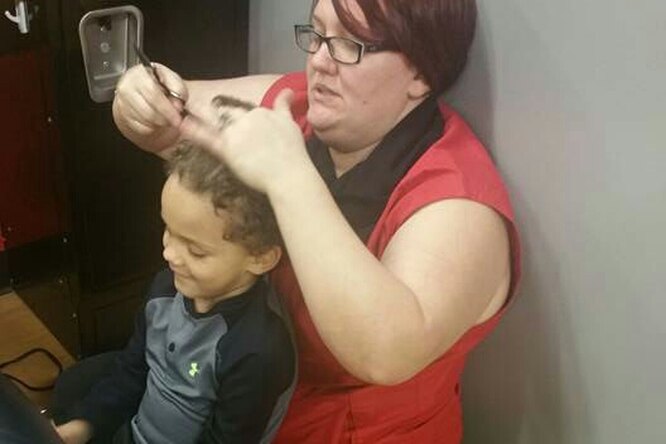 Чтобы успокоить мальчика с аутизмом, парикмахер села на пол