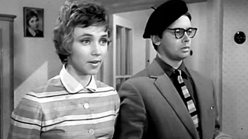 Молодые могли жениться в обычной одежде. Фильм «Взрослые дети» (1961). Герои А. Демьяненко и Л. Алёшниковой только что расписались в ЗАГСе и вернулись домой