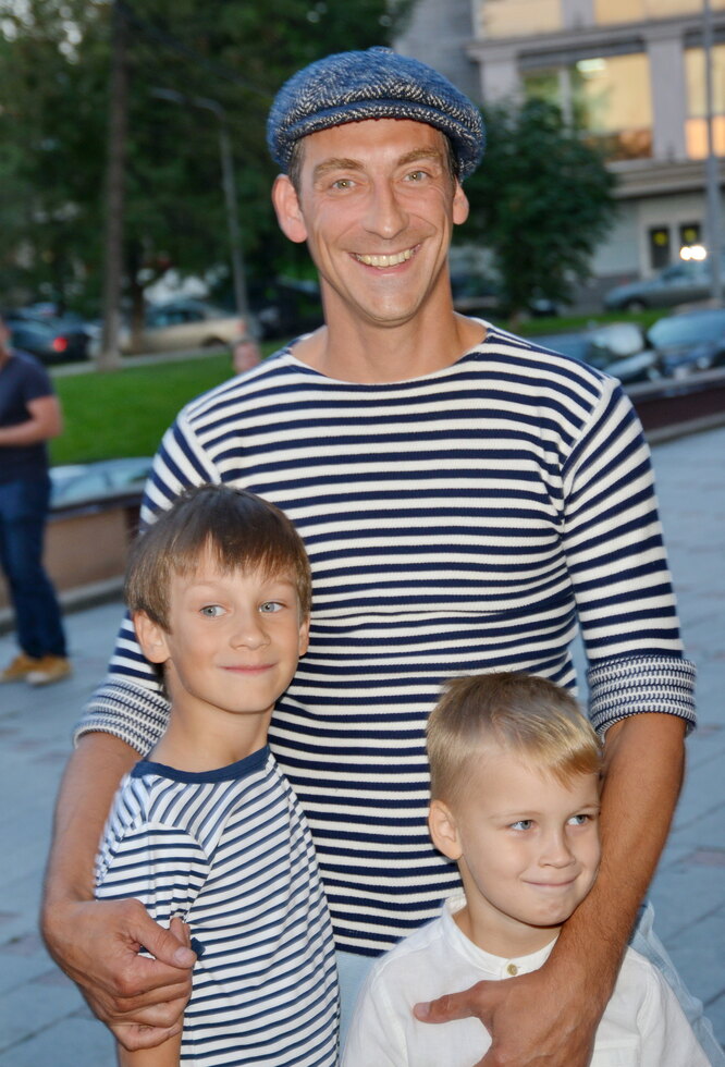 Артем Ткаченко с сыновьями