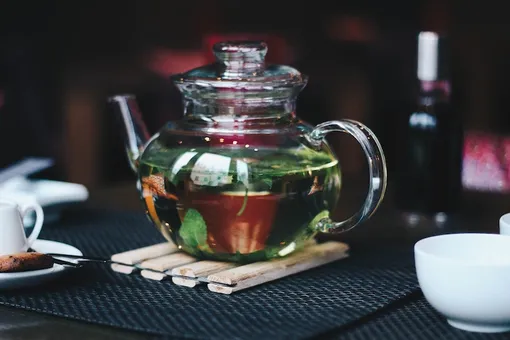 Стеклянный чайник с заваренным листовым чаем