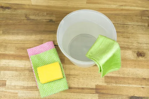 Для мытья окрашенных стен нужно приготовить тёплую воду, мягкую губку и тряпки из микрофибры