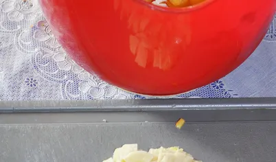 Затем очищаем и мелко нарезаем банан, который добавляем в творожное тесто.