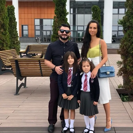 Михаил Галустян с женой и дочерьми