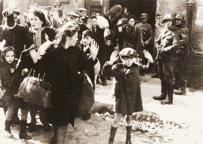 «Зачистка» еврейского населения на территории Варшавского гетто в день начала восстания. 19 апреля 1943 года