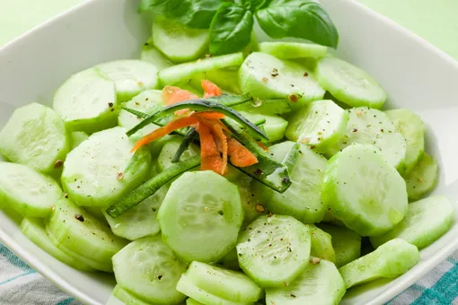 Витаминные салаты из огурцов на зиму: 2 отличных порстых рецепта
