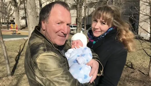 Владимир Стеклов с женой и дочерью Ариной