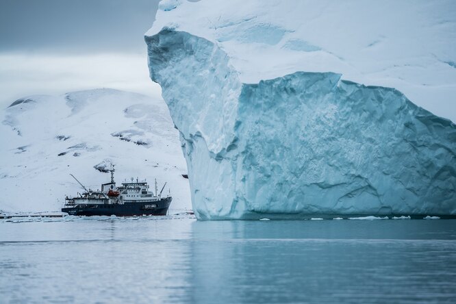 Двое рыбаков попали в беду на дрейфующей льдине. Их спас ледокол