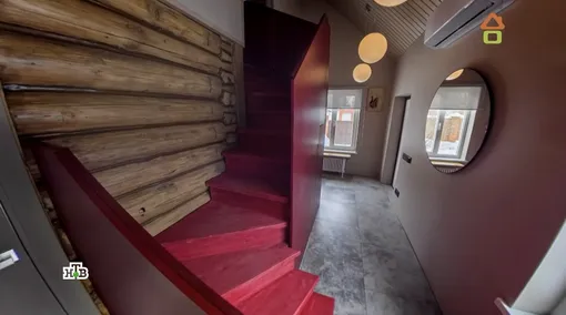 Красная лестница в конструктивистском стиле