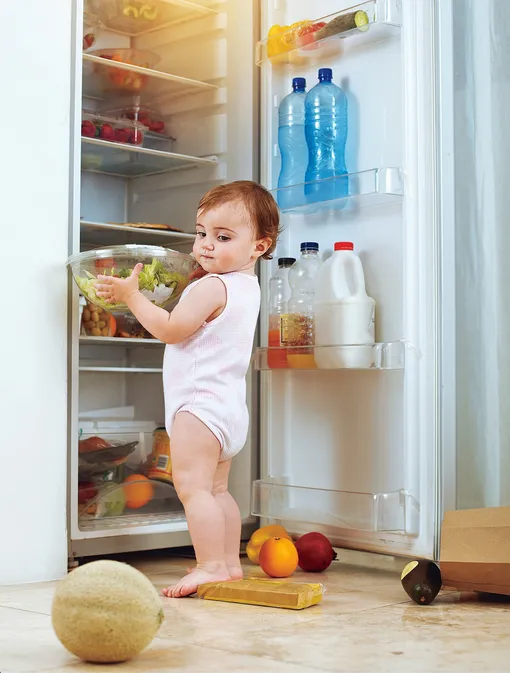 ребенок у холодильника