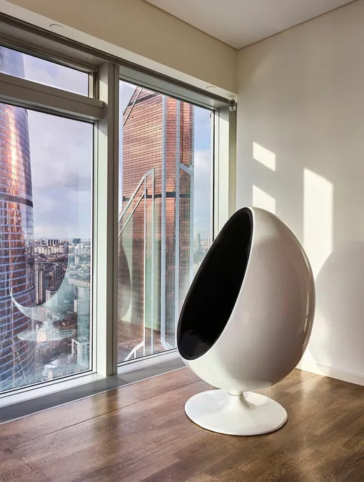 Напольное монолитное кресло-яйцо у окна