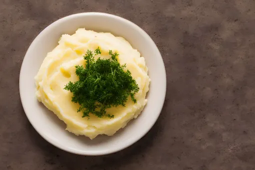 Вкусное картофельное пюре получится, если добавить в него несолёное сливочное масло и молоко