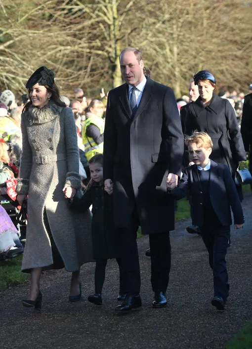 Кейт Миддлтон и принц Уильям и их дети принц Джордж и принцесса Шарлотта прибывают на утреннюю рождественскую службу в Сандрингеме, Норфолк, 25 декабря 2019 года
