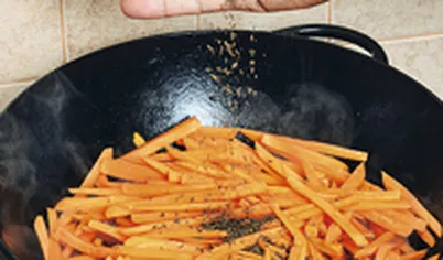 Добавьте и обжарьте морковь, свежие помидоры – если их нет, налейте воду, чтобы она покрыла все ингредиенты. Заложите в казан алычу, сушеные помидоры и курагу, доведите до кипения, убавьте огонь и тушите 25–30 минут. Добавьте картофель и оставшийся нарезанный лук, продолжая тушить.