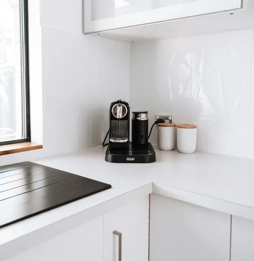 Кофеварка на кухне фото