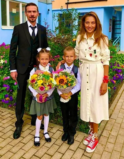 Денис Никифоров с женой и детьми