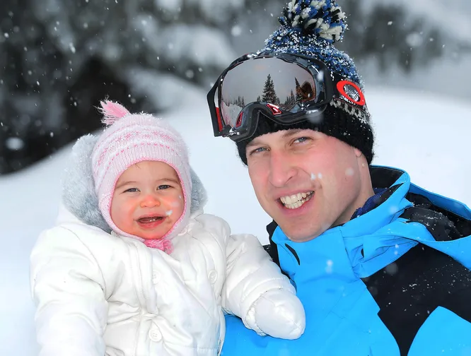 10-месячная Шарлотта со своим отцом, принцем Уильямом, во время семейного отдыха Кембриджей во Французских Альпах 3 марта 2016 года