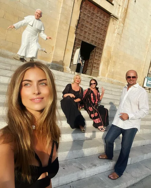 София Ротару фото с сыном Русланом, невесткой Светланой и внучкой Софией в сентябре 2021 года (Тоскана, Италия)