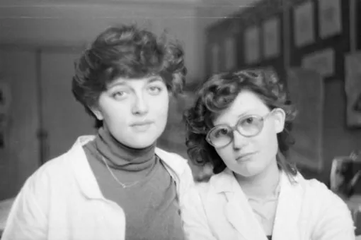 Елена Малышева в молодости (справа)