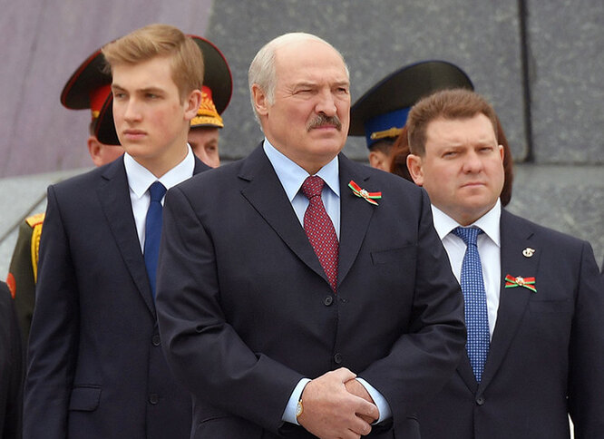 Александр Лукашенко с сыном Николаем (слева)