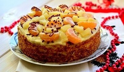 Оформляем бока торта крошкой от коржей. Верх украшаем мандаринами и консервированными ананасами. Сверху поливаем шоколадной глазурью. Приятного чаепития!