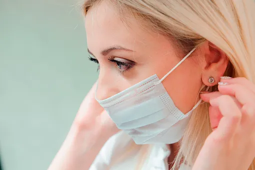 Вирус не пройдет: как правильно носить медицинскую маску (видео)