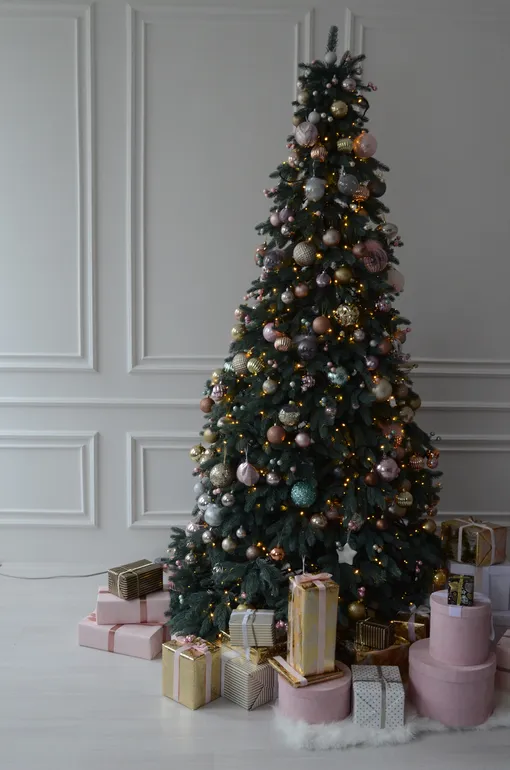 Наполните свою квартиру рождественскими украшениями в нежно-голубых и прохладных розовых тонах