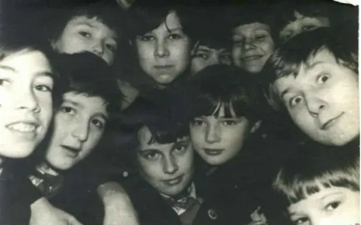 Дмитрий Нагиев (в центре) в школе