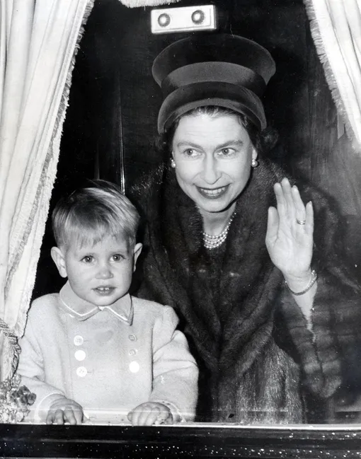 Королева Елизавета II с сыном