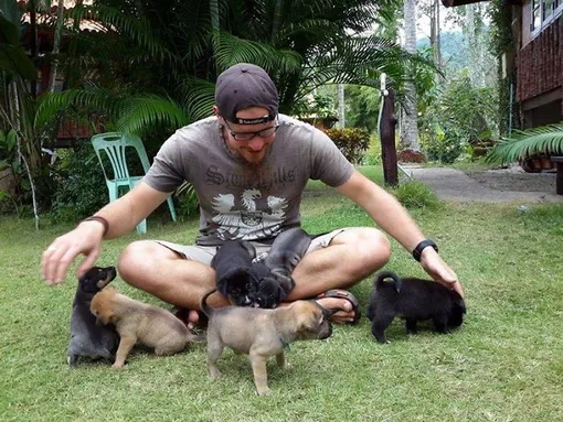мужчина с щенками