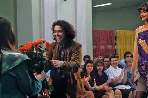 Художник-модельер Валентин Юдашкин принимает поздравления после демонстрации своих моделей. Петровский пассаж.