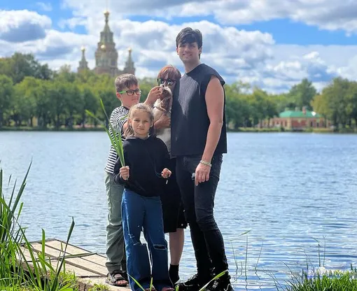 Дмитрий Колдун с женой Викторией и детьми фото