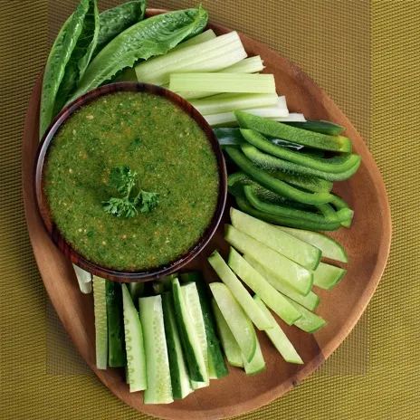 овощная тарелка с зелёным соусом
