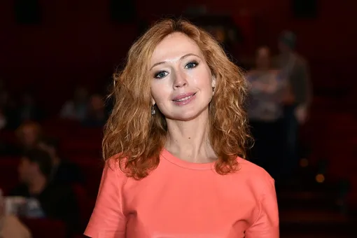 «На Жанну Фриске похожа»: поклонники восхитились внешним видом 42-летней Елены Захаровой
