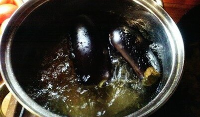 Отварите шкурки баклажанов в кипящей подсоленной воде 3 минуты.