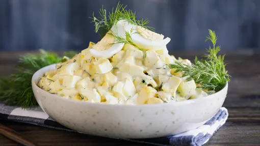 Сырный салат с чесноком