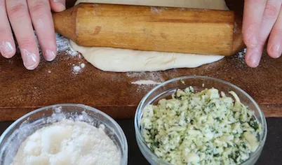 Разделите тесто на части по 170 г. Каждую часть раскатайте в виде лепешки толщиной 5 мм.