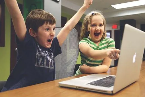 мальчик и девочка играют в видеоигру и радостно кричат