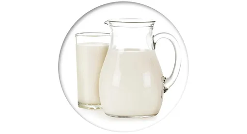 Стакан и графин молока, понижающие давление у человека
