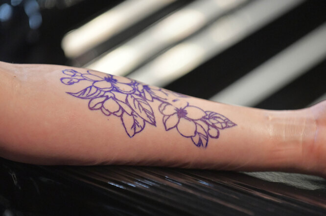 татуировка цветка на руке