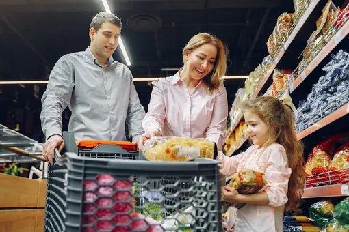 Семья с ребенком в супермаркете