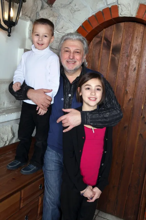 Вячеслав Добрынин с внуками