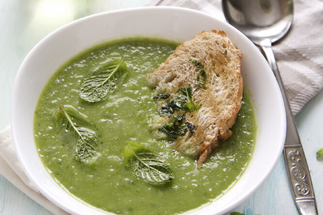 Суп - пюре из зеленого лука с гренками
